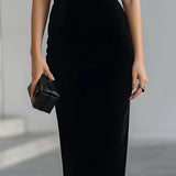 Dramatisches schwarzes Samtbogen-Midi-Kleid