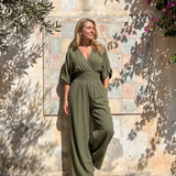 Emene | Drapierter V-Ausschnitt weiter Beinschnitt entspannter Jumpsuit
