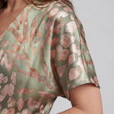 Coralie | Abstrakter Druck V-Ausschnitt Wickel Taille Midi Kleid
