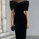 Dramatisches schwarzes Samtbogen-Midi-Kleid