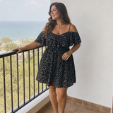Novom | Kleid mit kalten Schultern und Rüsche in Kniehöhe