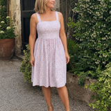 Leneva | Kleid mit quadratischem Ausschnitt und Blumenmuster in knielanger Länge