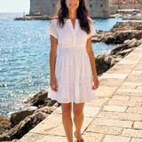 Elarka | Kurzes Kleid mit kurzen Flatterärmeln und Lochmuster