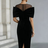 Dramatisches schwarzes Samtbogen-Midi-Kleid