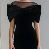 Dramatisches schwarzes Samtbogen-Midi-Kleid
