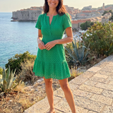 Elarka | Kurzes Kleid mit kurzen Flatterärmeln und Lochmuster
