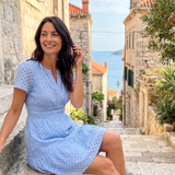 Elarka | Kurzes Kleid mit kurzen Flatterärmeln und Lochmuster