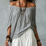 Graues Off-Shoulder-Top und weiße locker sitzende Laternenhose