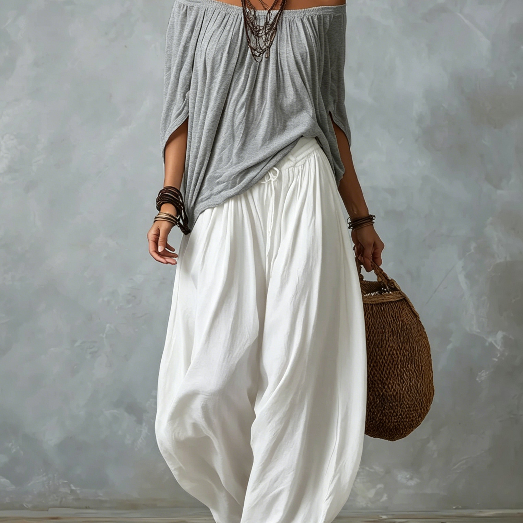 Graues Off-Shoulder-Top und weiße locker sitzende Laternenhose