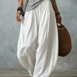 Graues Off-Shoulder-Top und weiße locker sitzende Laternenhose
