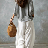 Graues Off-Shoulder-Top und weiße locker sitzende Laternenhose